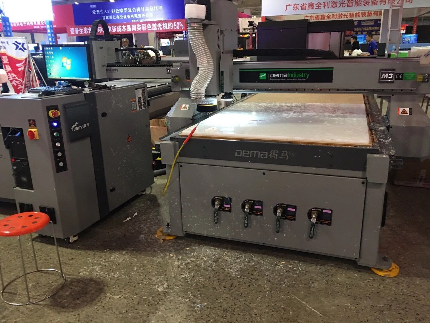 蘭州展會上的得馬M3雕刻機 蘭州展會上的得馬M3雕刻機